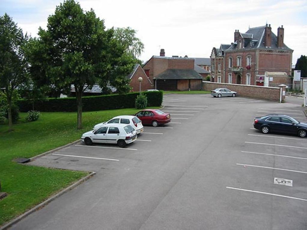 Hotel Restaurant La Paix La Robe Et Le Palais Forges-les-Eaux Exterior photo